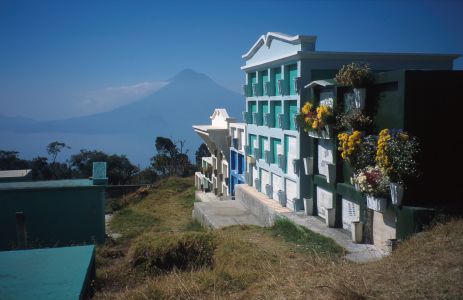 Chichicastenango - hřbitov, v pozadí sopka Atitlán - náš další cíl